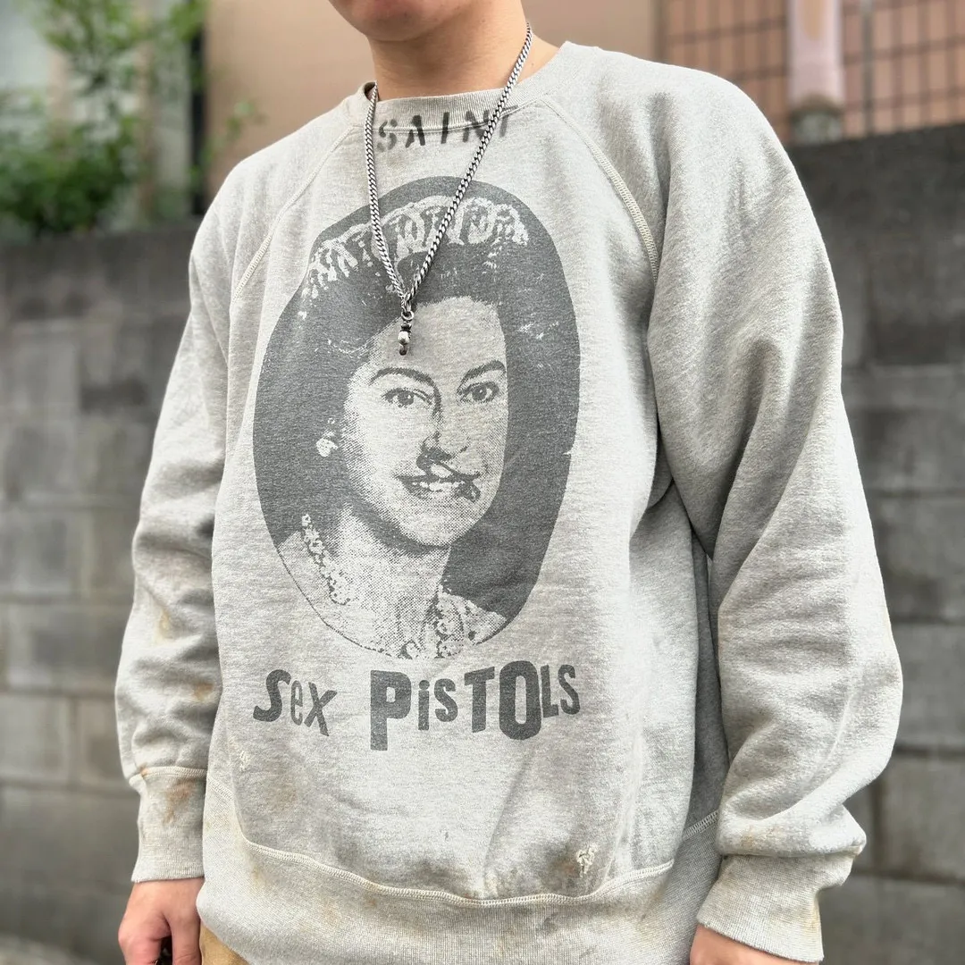 SAINT Mxxxxxx x SEX PISTOLS QUEEN SP_CREW SWT/GRAY band co-branded retro sweatshirt Queen's distressed sweatshirt with holes Distressed gray S-XL Retro distressed distressed hole wash treatment Hand-made graffiti treatment Factory four-needle six-thread boneless sewing Correct co-branded collar label/correct fruit label/wash water label/little angel label